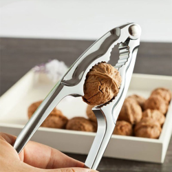 Plat en bois avec casse-noix