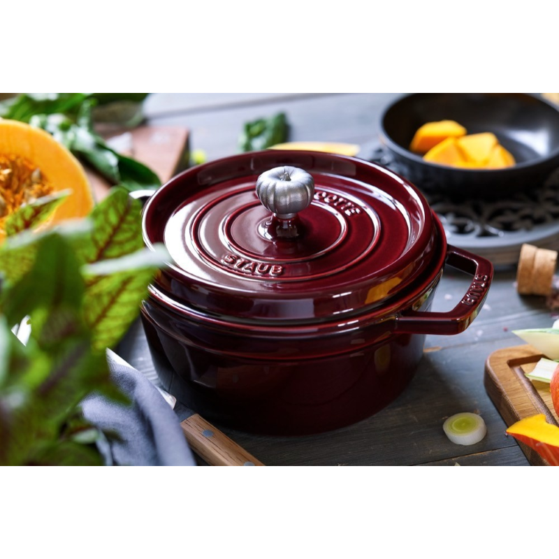 Cocotte staub ronde en fonte grenadine Ø24 cm. Pâques le spécialiste du matériel horeca, ustensiles de cuisine professionnels et