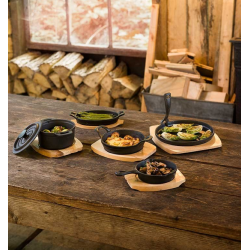 Assiette en fonte sur planche en bois Ø 22cm. Le spécialiste du matériel horeca, ustensiles de cuisine professionnels et meilleu