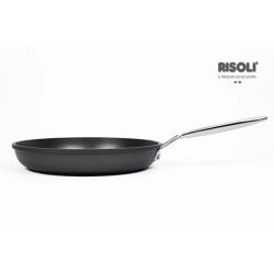 Poêle à frire Ø24 et Ø28 cm BLACKPLUS. Pâques le spécialiste du matériel horeca, ustensiles de cuisine professionnels et meilleu